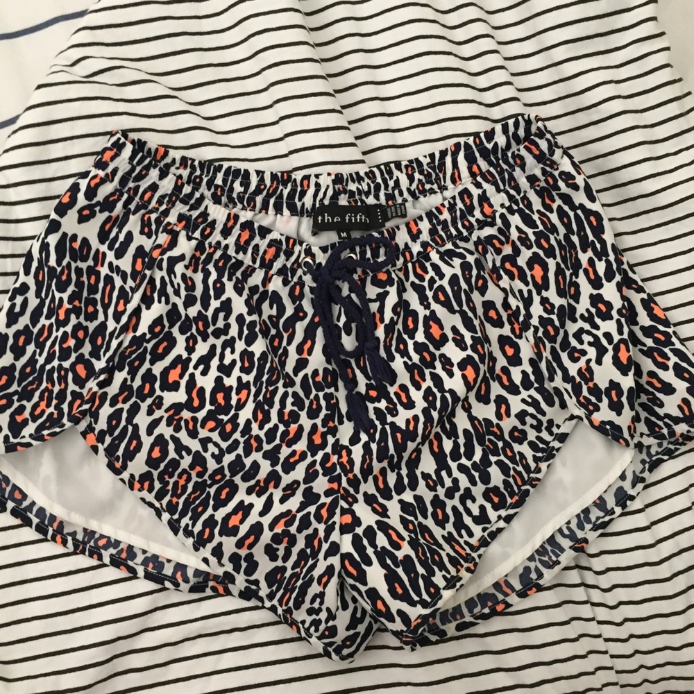 The fifth label printed leopard shorts
